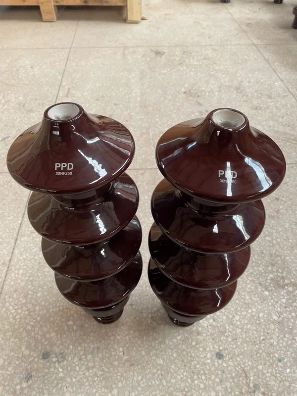 Os isoladores elétricos da porcelana 20NF250 com Brown brilhante vitrificaram a superfície